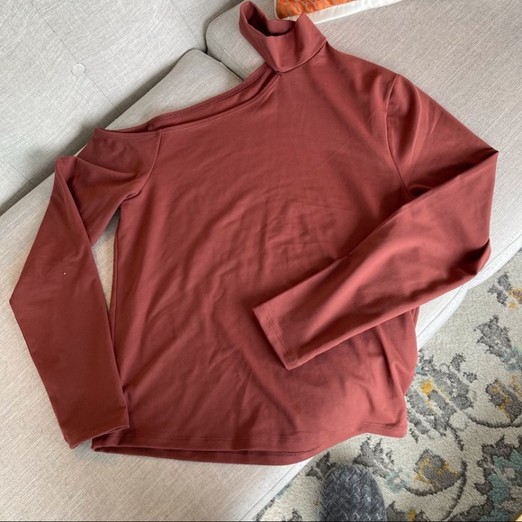 👚A&F Long-Sleeve Seamless Fabric Asymmetrical Cutout Top👚 - Picture 2 of 6